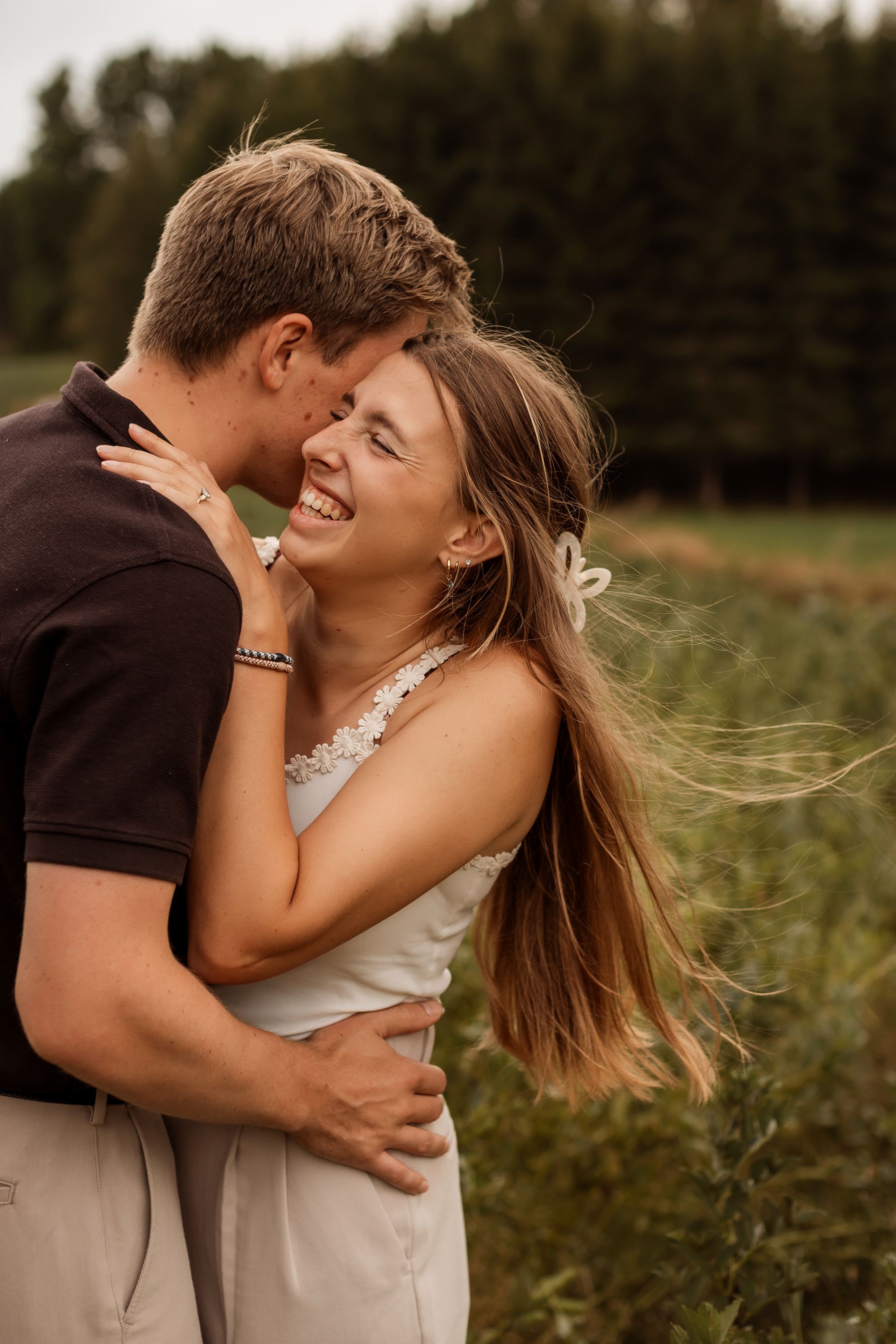 Sílvia and Stian laughing together in a field