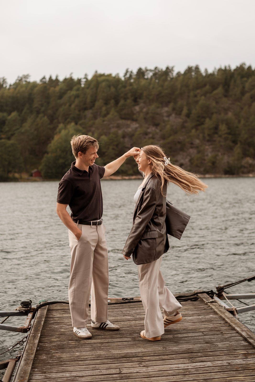 Sílvia and Stian dancing on a wooden dock by the water
