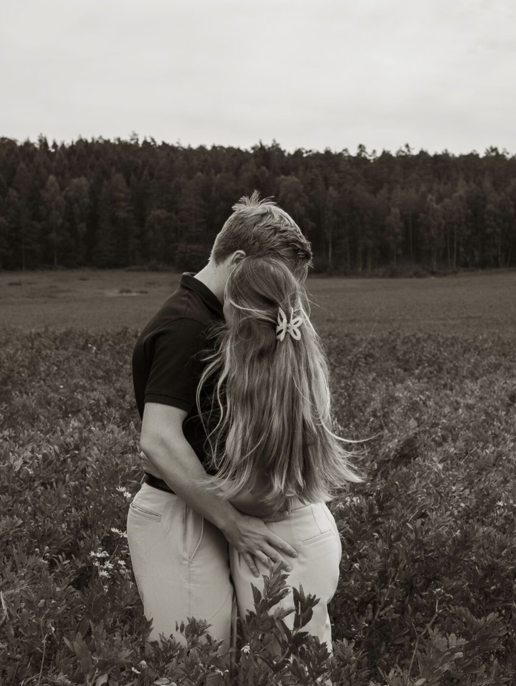 Sílvia and Stian embracing, seen from behind